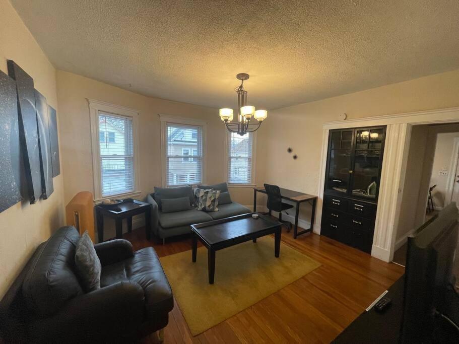 Cozy Large House Close To Tufts/harvard/mit 4br - Boston, MA
