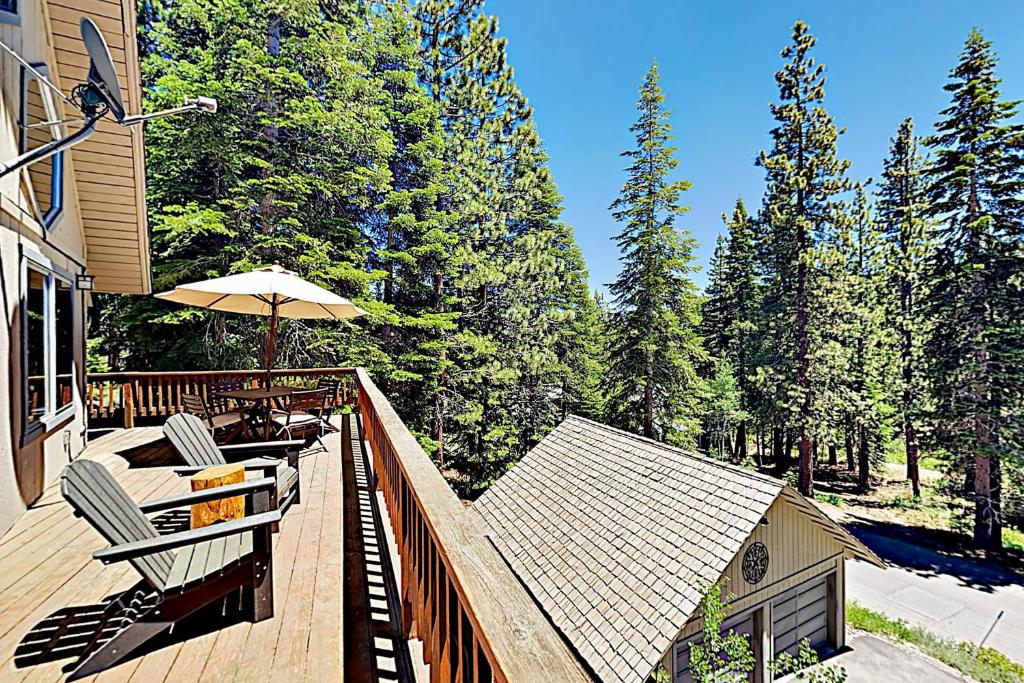 Tahoe Retreat: Amazing Locale Near Ski Slopes, Hiking & Lake - Carnelian Bay, CA