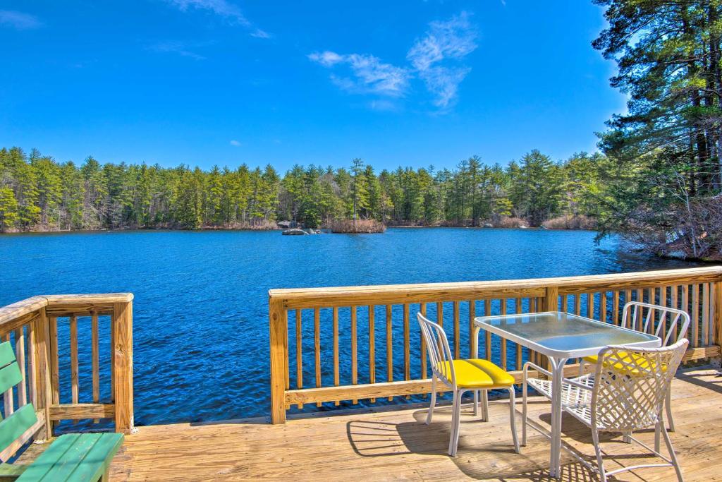 Lakefront Retreat With Kayaks, Grill, Fire Pit! - Deerfield, NH