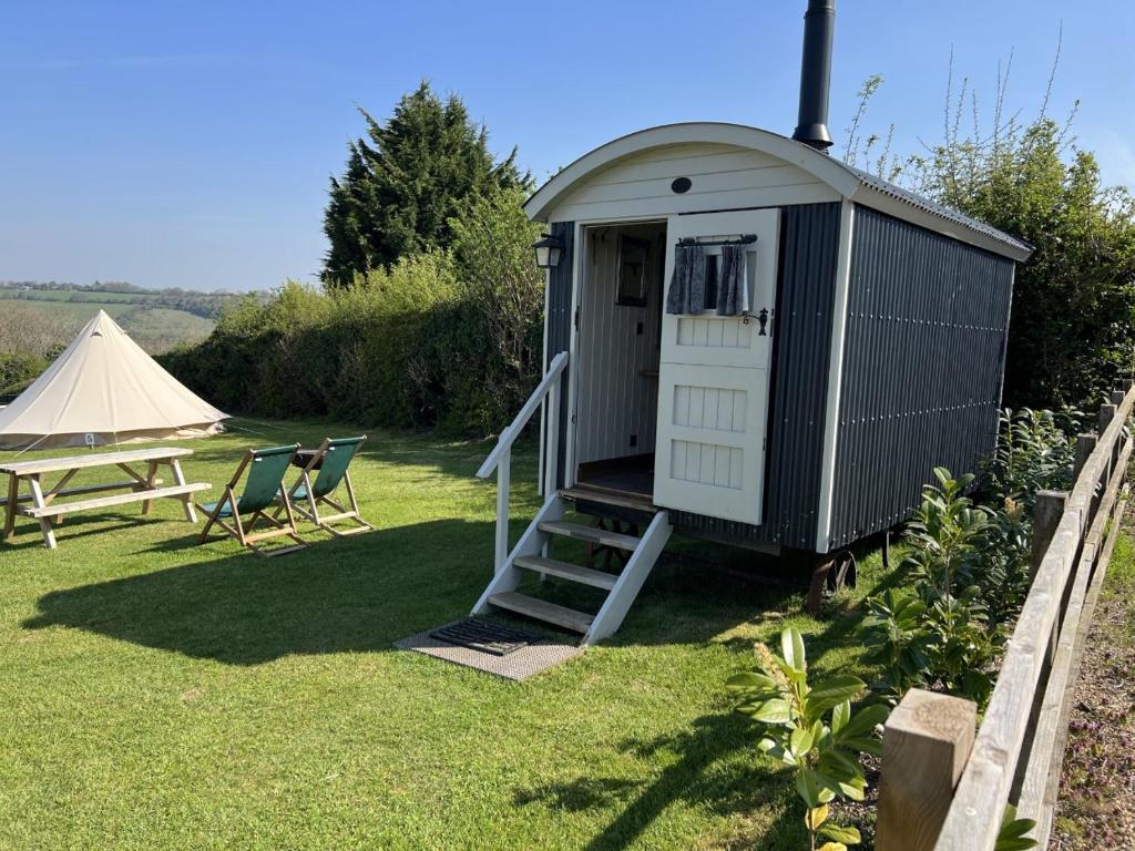 Home Farm Shepherds Hut With Firepit And Wood Burning Stove - Oxfordshire