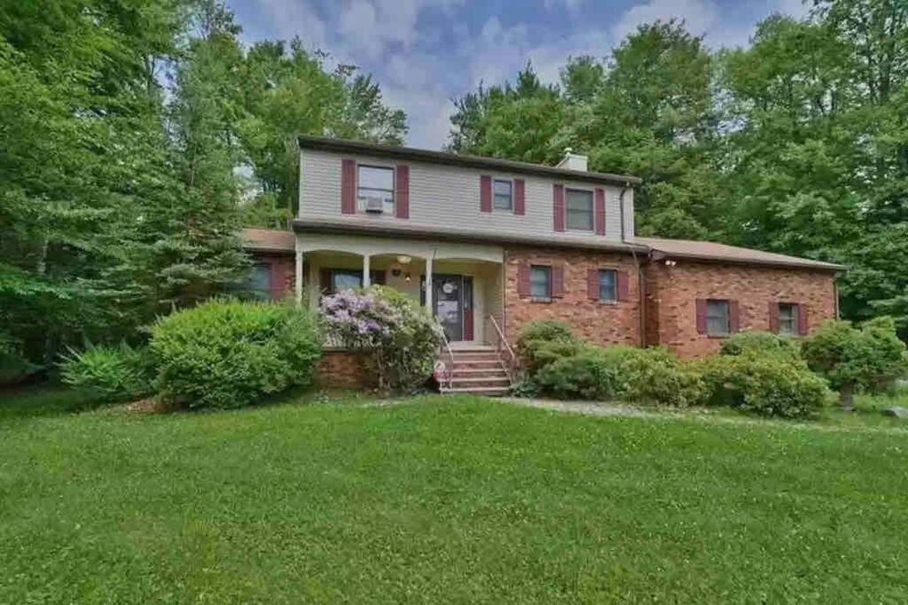 Charming Residential Home With Lots Of Fun - Lake Harmony, PA
