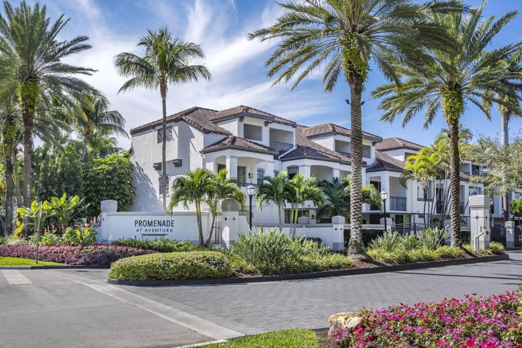 Modern Townhouse Apartments Near The Turnberry Golf Course, Aventura Mall, And Sunny Isles Beach - Aventura, FL