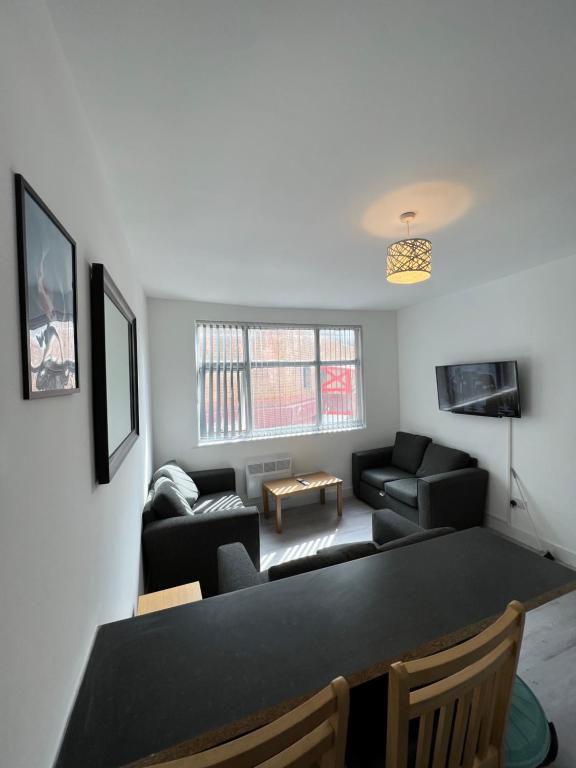 The Bake Apartment - 5 Bedroom Large Apartment Sleeps Up To 16 Person - Gosforth