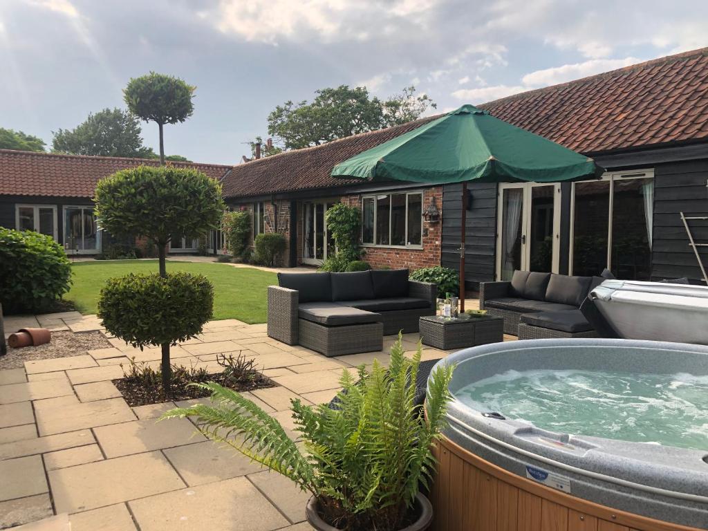 Wow Lodge Farm Broads Barn Sleeps 12 Hot Tub Private Courtyard Special Family Celebrations Elegant Dining Close To Norwich Great For Team Building - Wroxham