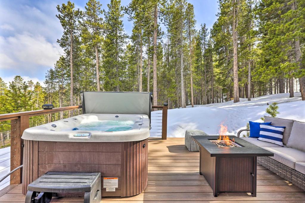Airy Mountain House with Hot Tub and Gas Fire Pit - Evergreen