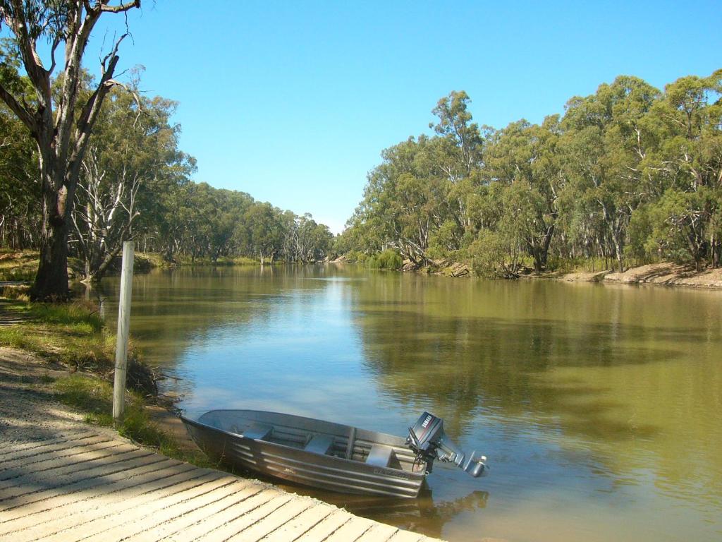 Deniliquin Riverside Caravan Park - Murray River