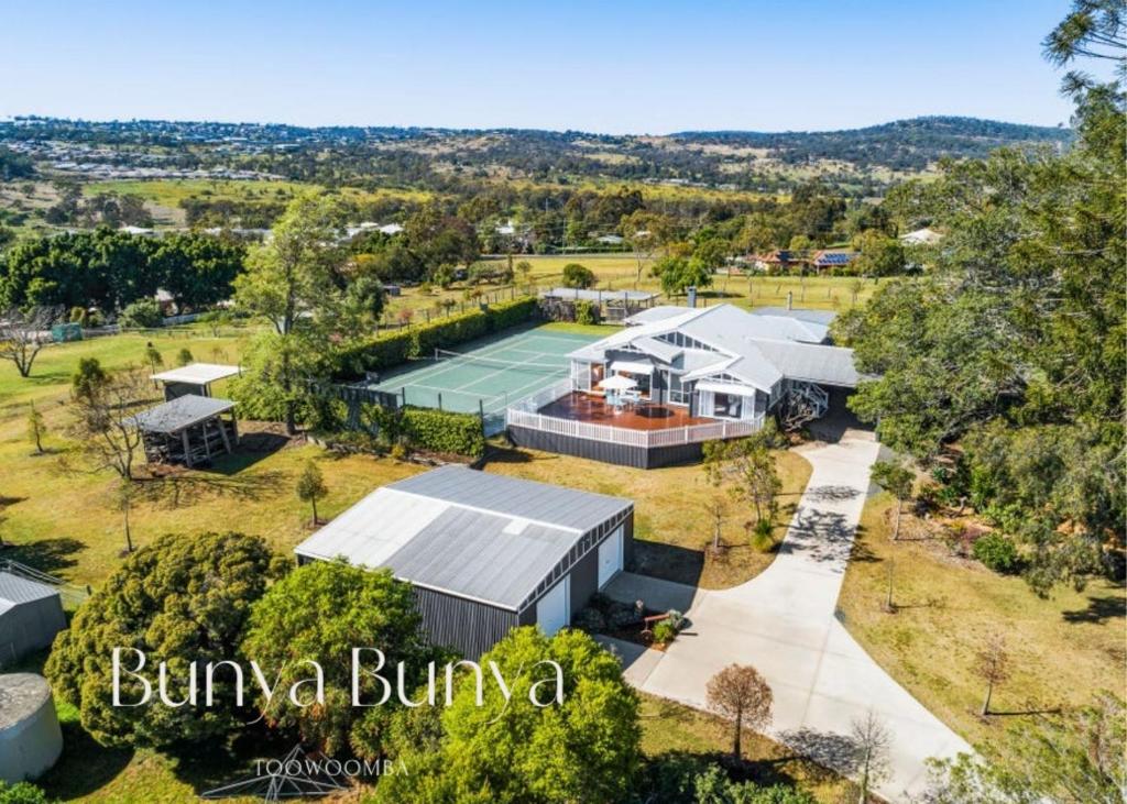 Luxury Estate Set Over 2 Acres  W/ Tennis Court - Toowoomba