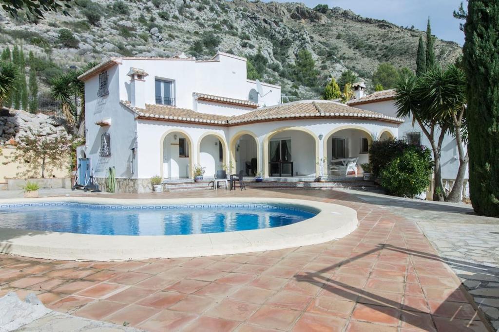 Spacious 3-bedroom villa with private pool in Benigembla, Spain. - Alcalalí