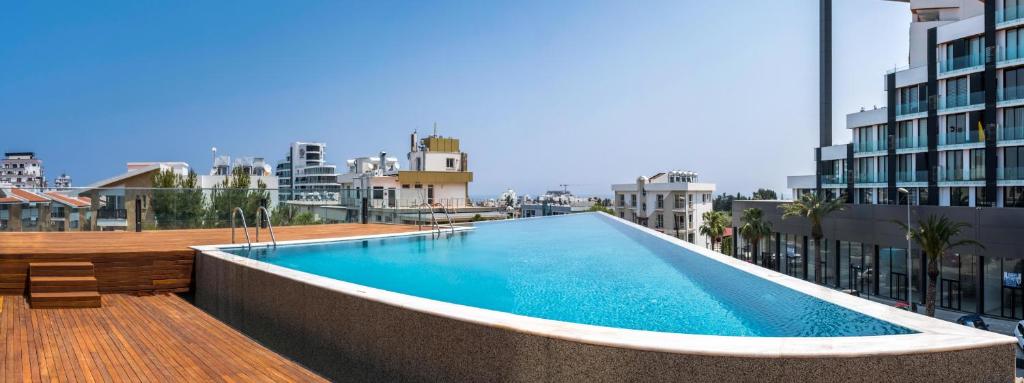 Deluxe Apt W/ Rooftop Pool In The Heart Of Kyrenia - 키레니아