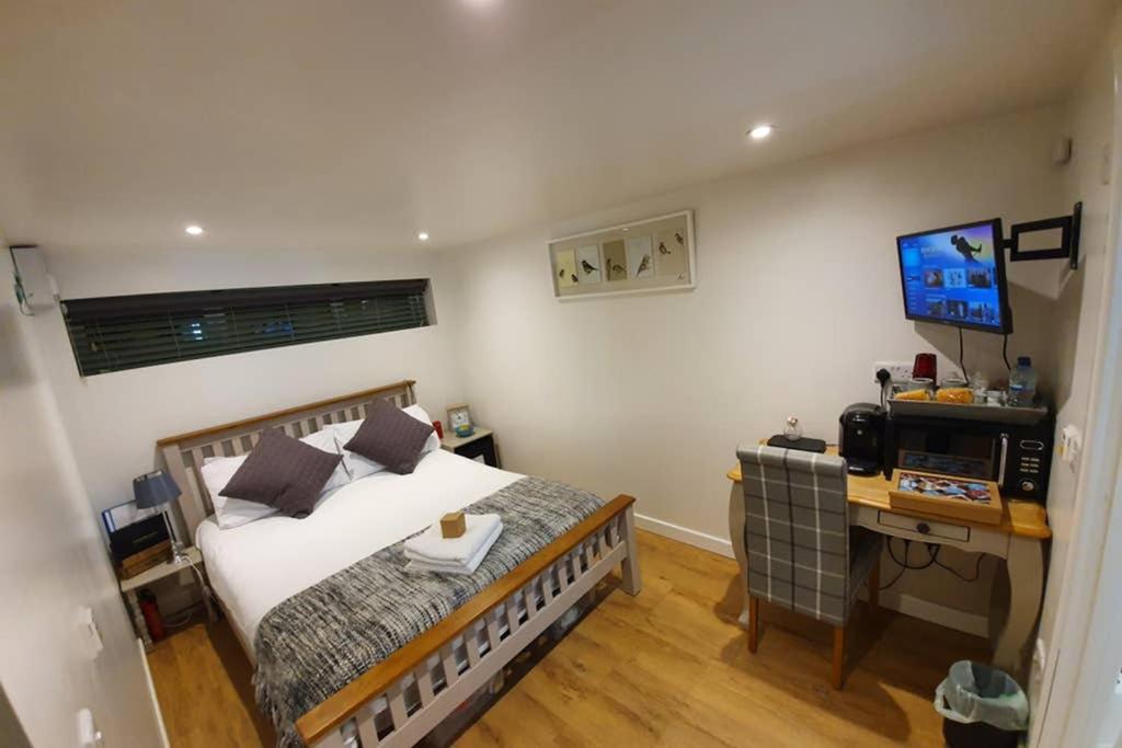 Annex In Chippenham With Sky Tv, Parking And Wifi - Castle Combe