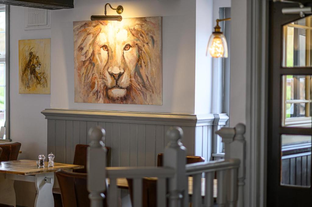 THE LAZY LION - Milford on Sea