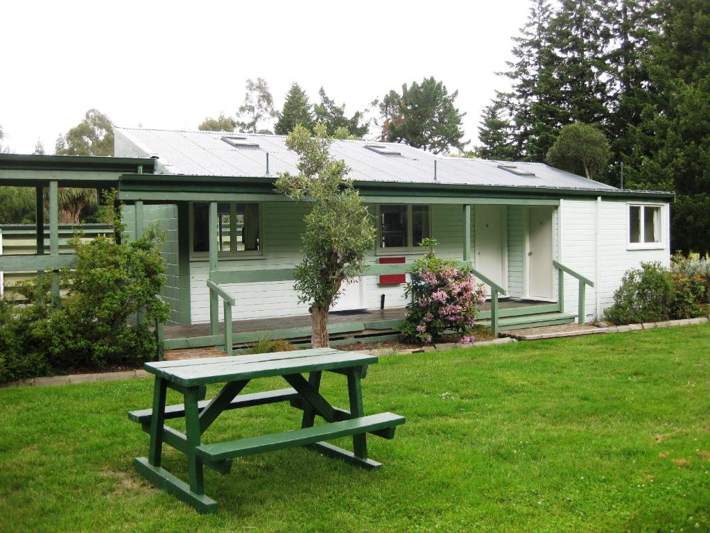 Alpine Holiday Apartments & Campground - Rotherham, New Zealand