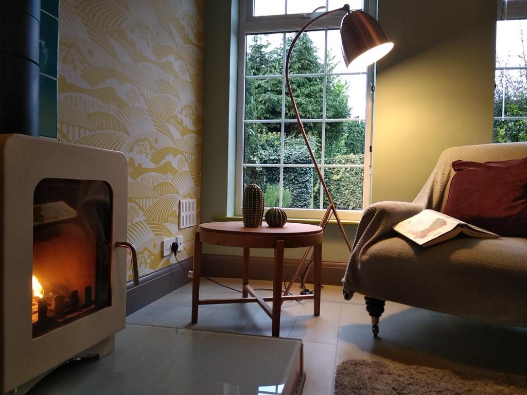 The Whimsy 2 Bedroom Cottage In National Forest, Private Parking & Garden - Leicestershire