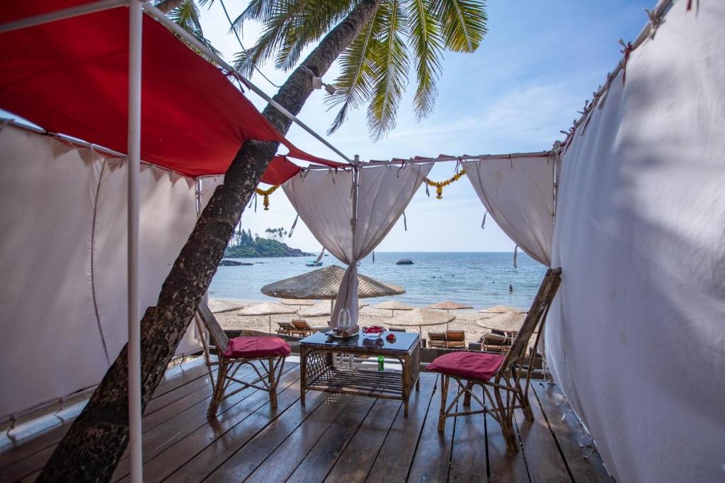 Art Resort's Honeymoon Beachfront Cottage In Goa - Goa