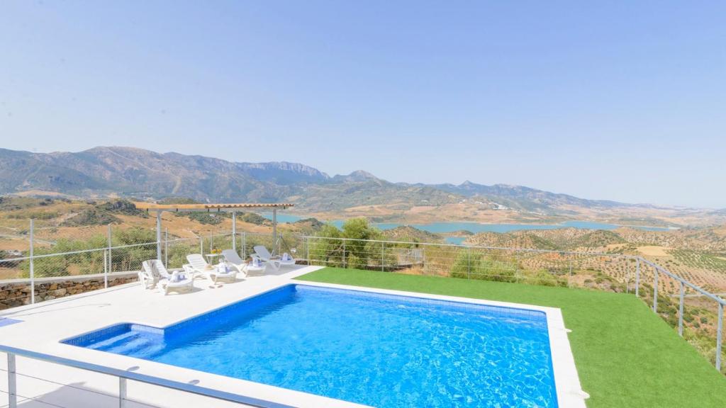 Modern holiday home with a splendid viewpoint near the Zahara Reservoir - Zahara de la Sierra