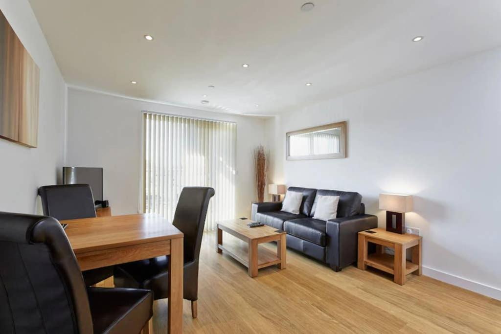 Modern Apartment At Slough Station, London In 18 Mins! - Slough