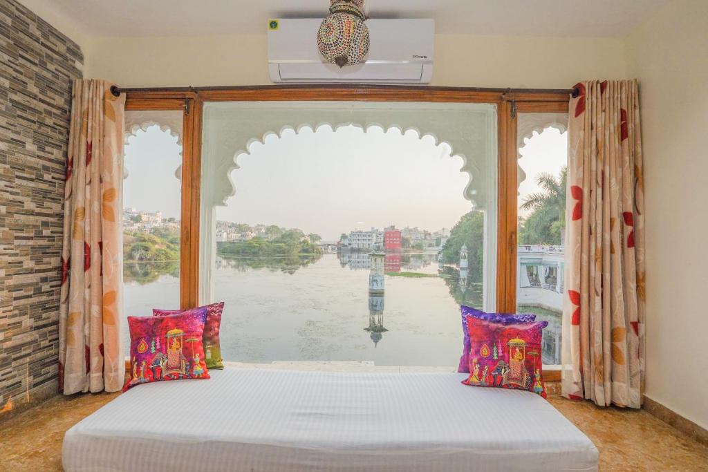 Natural Lake View Hotel - Gujarat