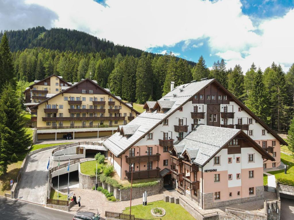 Nevesole Folgarida Resort Aparthotel - Trentino