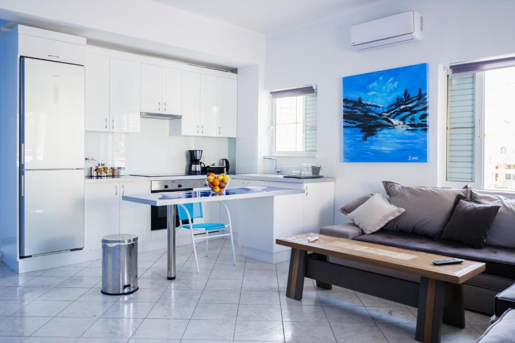 Blue & White Lux Flat, Just 50 Meters From Beach! - Kea