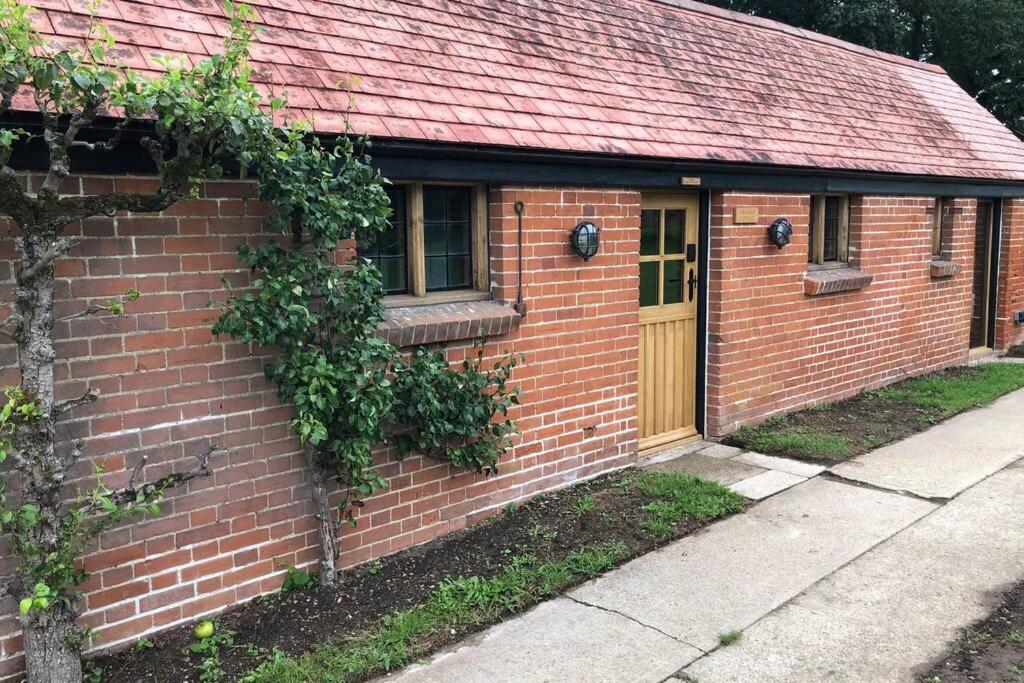 2 Bedroom Cottage on the Orchard of a Manor House - Colchester Castle