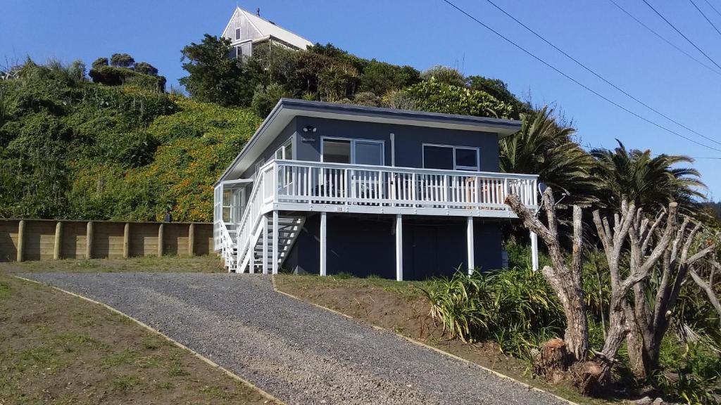 Karoro the beach front bach with views to die for! - Raglan