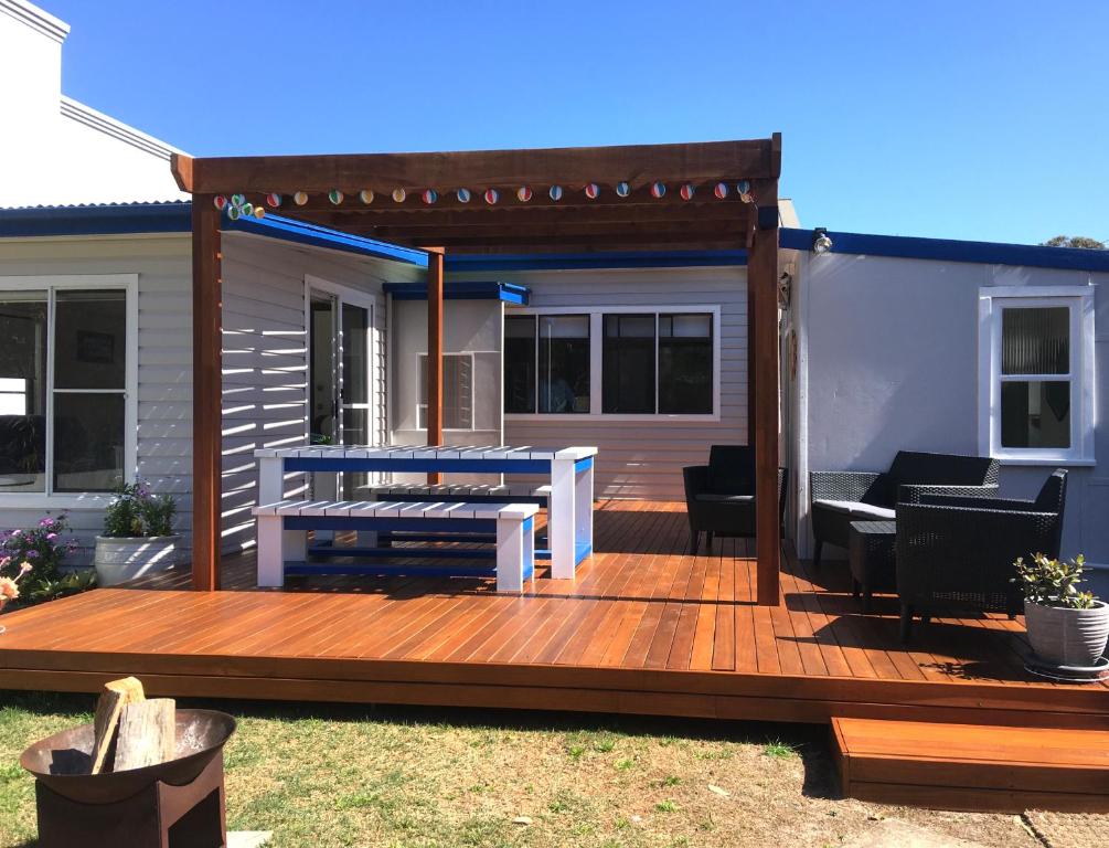Shellharbour Beach Cottage - Out Back Gate To Beach Flags And Walk To New Marina - Shellharbour