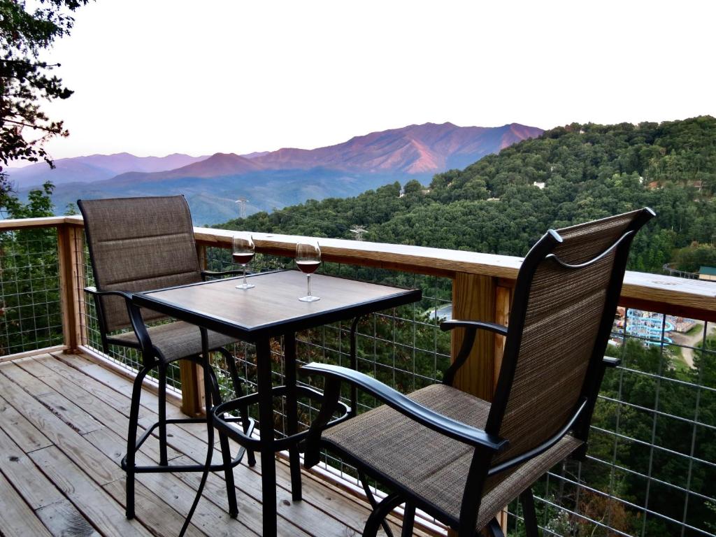 Million Dollar Views! 4 Bedroom, Sleeps 9, Close To National Park And 5 Mi To Gatlinburg! - Great Smoky Mountains National Park