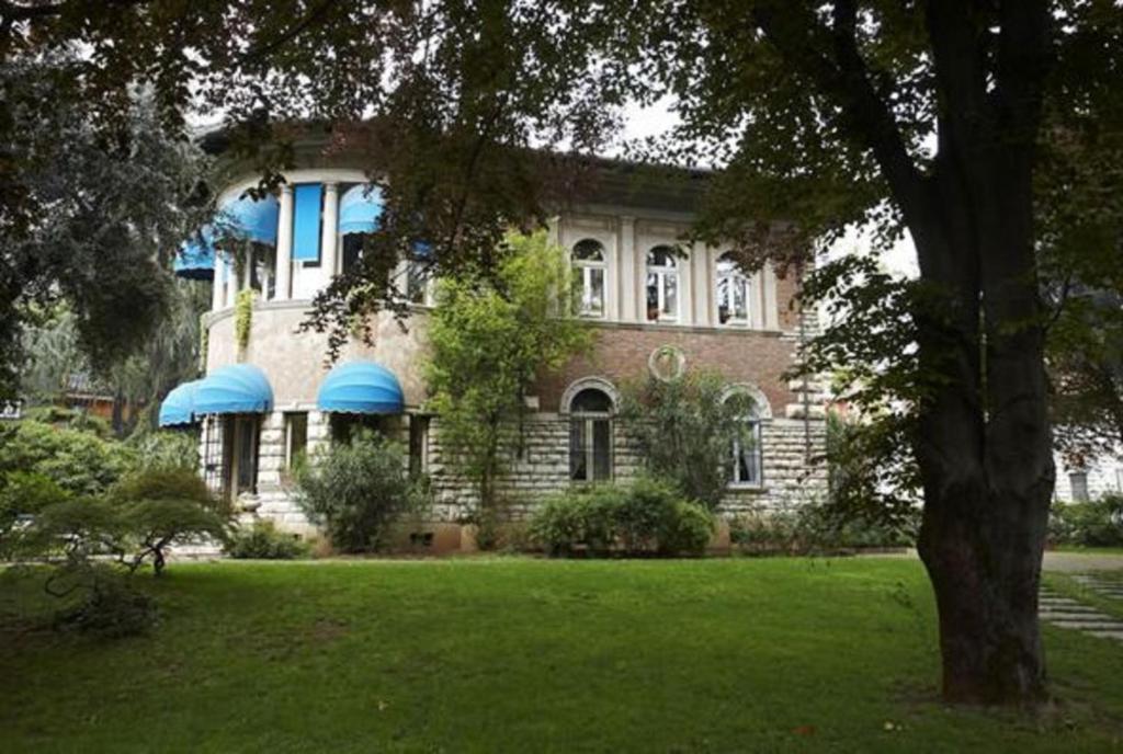 Villa V - Brescia, Italia