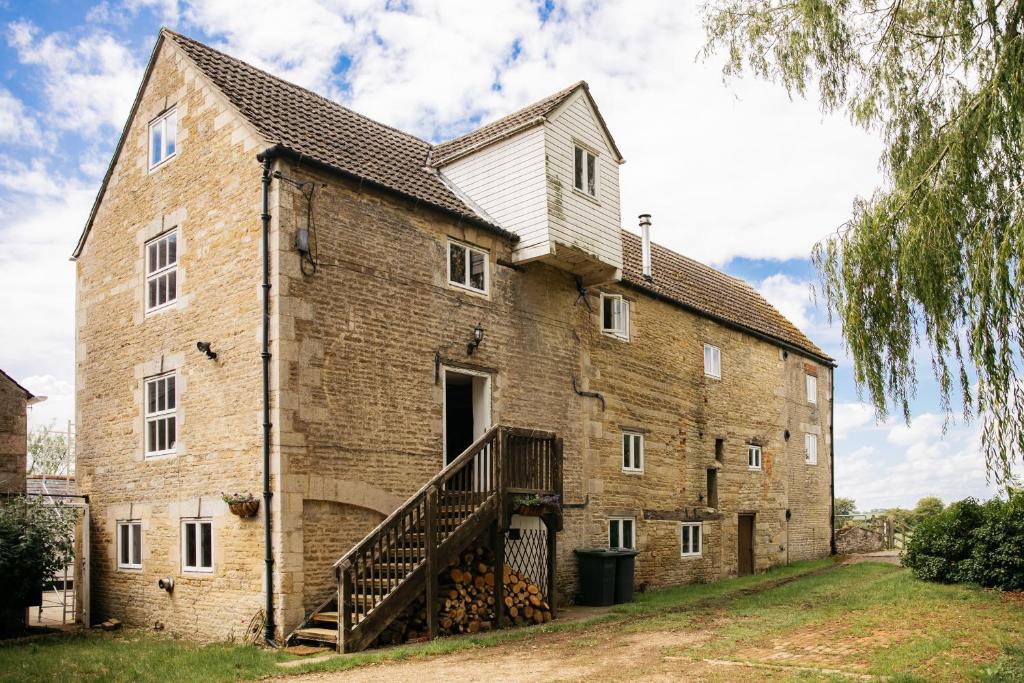 Fletland Mill - 18th century watermill, in stunning location near Stamford - Cambridgeshire