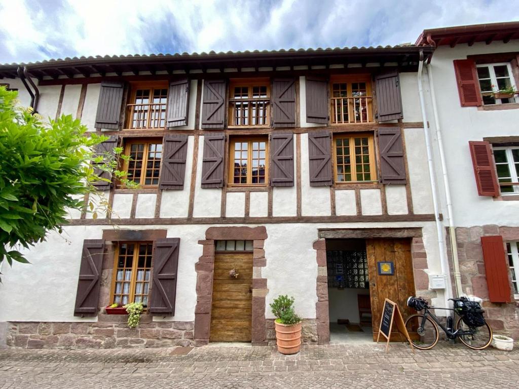 Gite De La Porte Saint Jacques: A Hostel For Pilgrims - Frankrijk