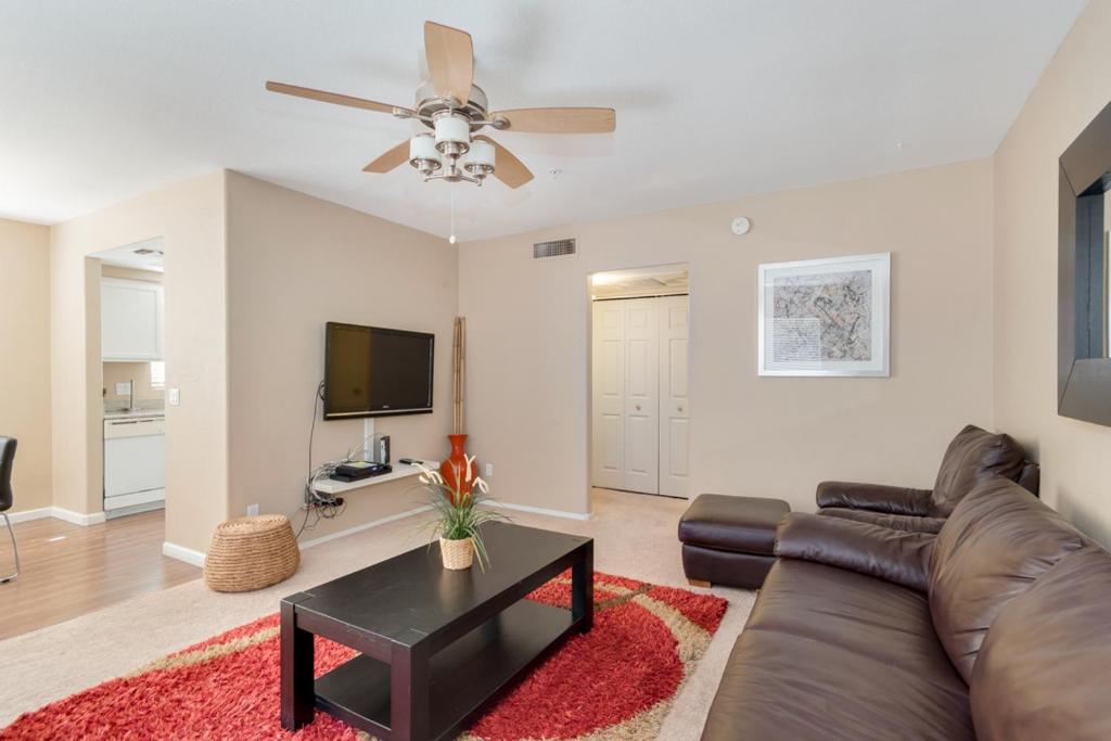 One Bedroom Unit. Large Living Room, Steps From Pool. - Tempe, AZ