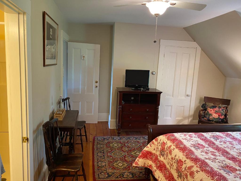 James Place Inn Bed and Breakfast - Freeport
