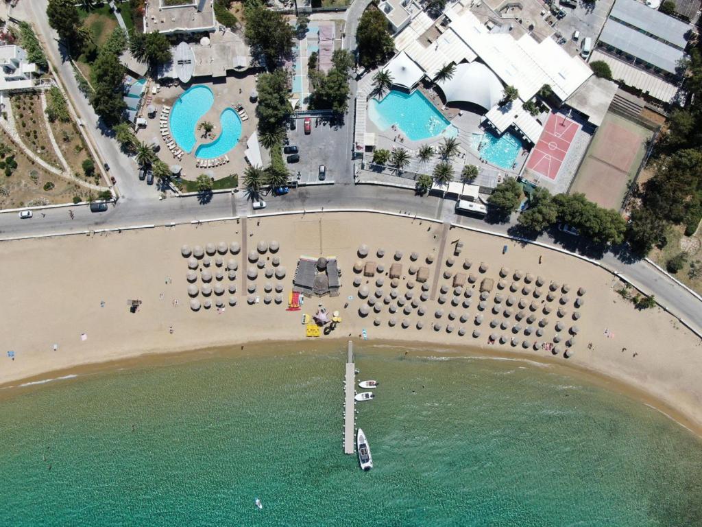 Far Out Beach Club Resort & Camping - İos