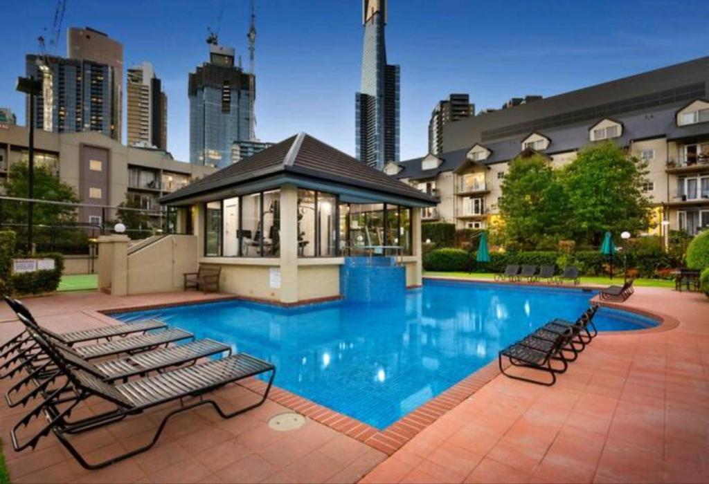 Large Ground Floor Resort Style Apartment with Parking - Ivanhoe