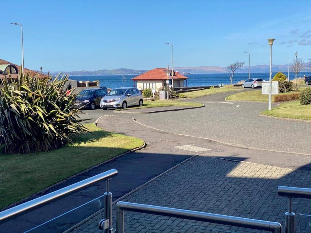 Largs Sea Front, Modern Apartment - Largs
