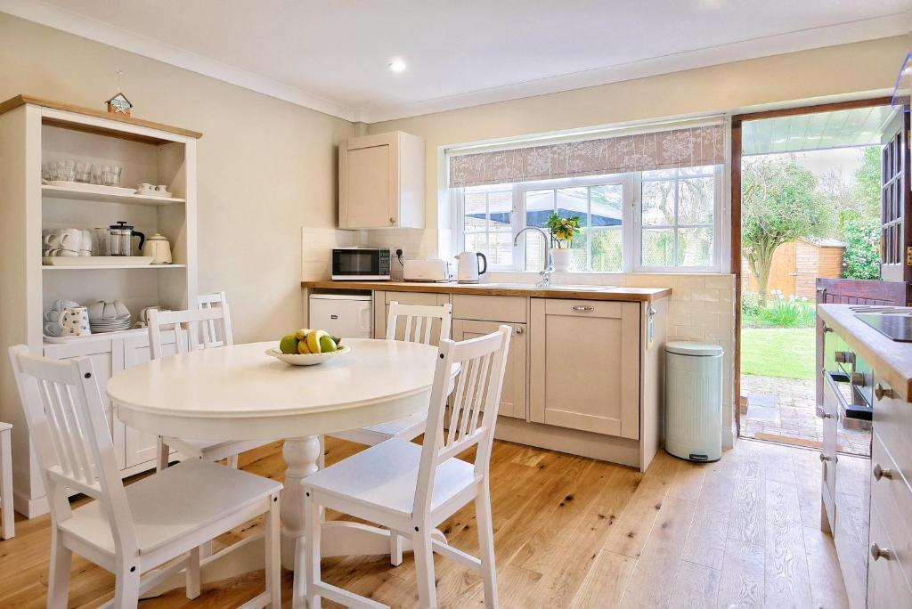 Bramley Fall Cottage, Chichester 4km, 3 Bedrooms, Sleeps 6, West Wittering Beach 8 Minute Drive, Quiet Rural Location, Free Sky Tv Inc Sports And Kids, Child Friendly, Stairgates, High Chair, Travel Cot, Welcome Pack, Private Parking 4 Cars - Hampshire