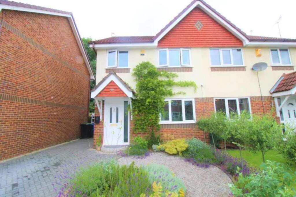 3 Bedroom House-close To Manchester Airport-free Parking-private Garden - Sale