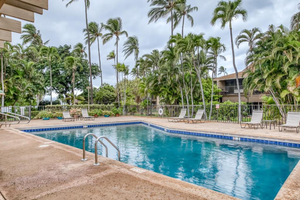 Oceanfront Getaway W/ A Furnished Patio, Shared, Outdoor Pool, & Free Wifi - Lahaina, HI