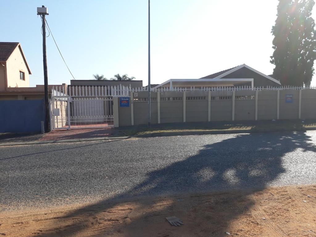 Robertsham (Halaal) Self Catering Cottages - Johannesburg South