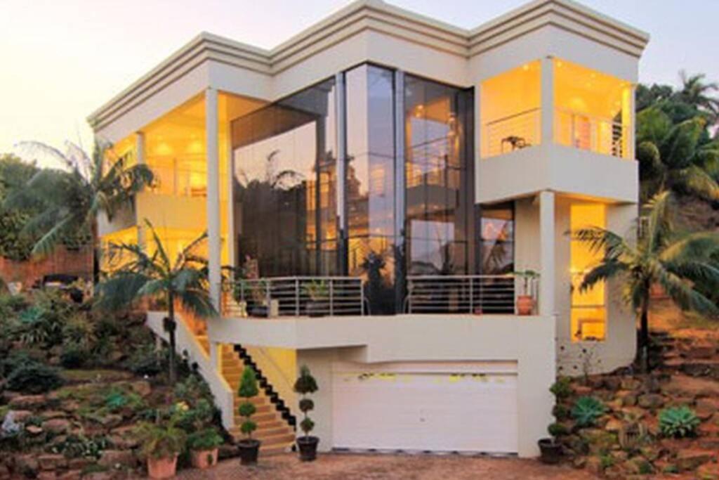 Modern Umhlanga Villa, Ocean Views & Rooftop Pool - Durban North