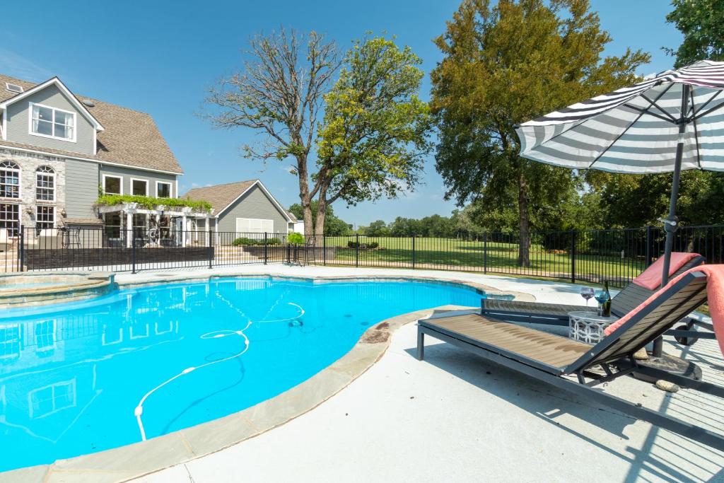 White Oak Lodge-texas Sized Pool & 24 Acre B&b - Gainesville, TX