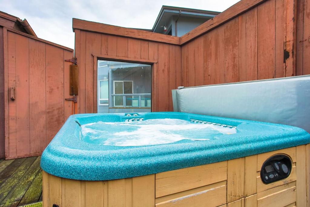Abalone Alcove! Hot Tub! Pool Table! Amazing Views! Fast Wifi!! Dog Friendly! - Dillon Beach, CA