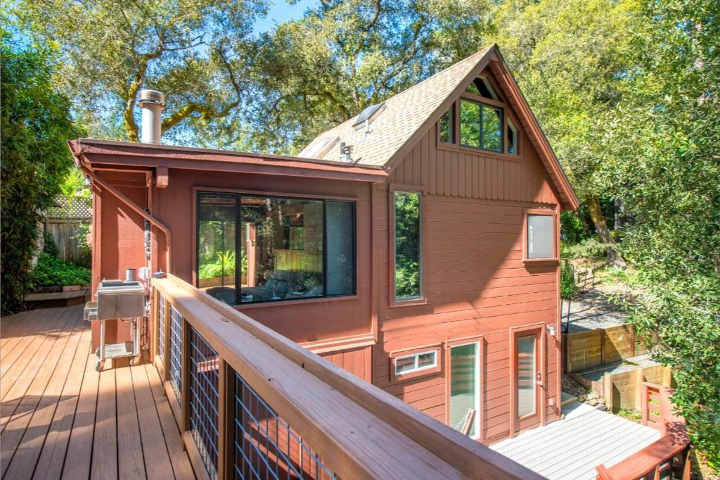 Tree Fort! Redwoods! Hot Tub!! Fire Table!! Google Smart Home!! Fast Wifi!! Dog Friendly! - Occidental, CA
