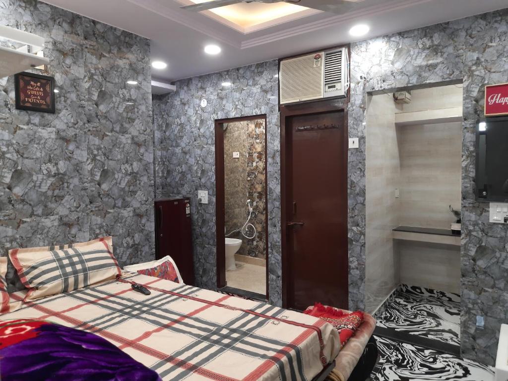 Cream Location Luxury Stay In Posh Lajpat Nagar With Attached Kitchen And Washroom,complete Private Apartment With Full Privacy And Private Entrance, Cal 92121, 74700 - Uttar Pradesh