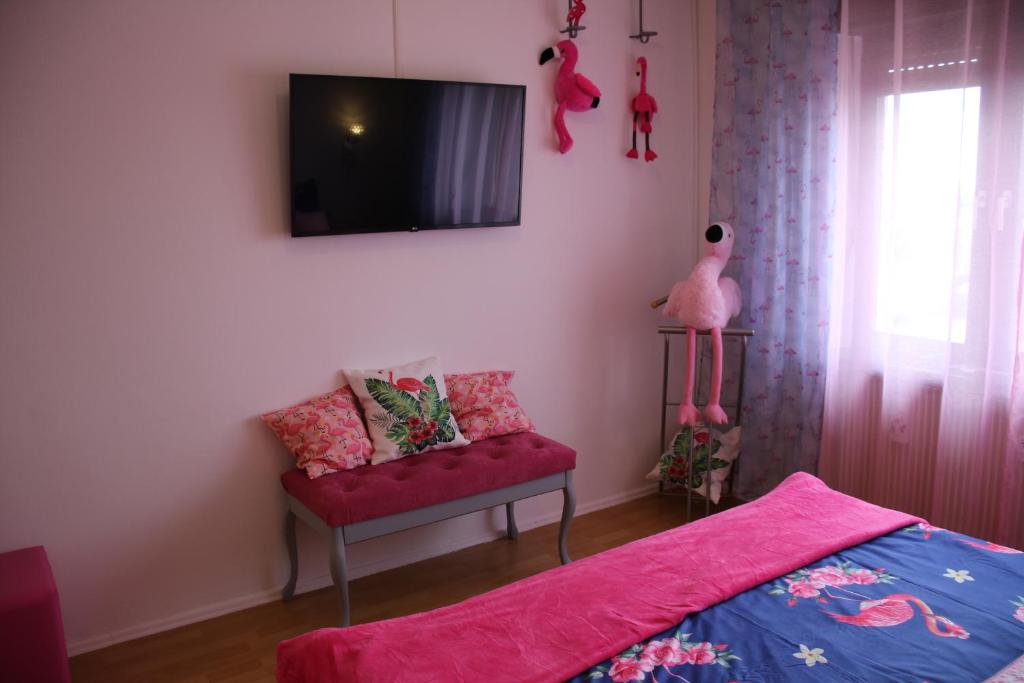 Pink Flamingo Nest - Unique Design Apartment - Senta