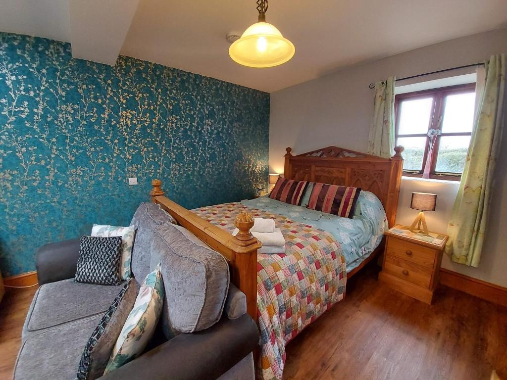 Dog Friendly Detached Studio - Up To 3 Guests Can Stay - Only 3 Miles From Lyme Regis - Large Shower Ensuite -Kitchen - Small Fenced Garden - Free Private Parking - United Kingdom