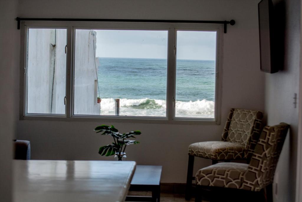 BEACHFRONT 4 Bedroom House - sleeps 10 - Playas De Tijuana
