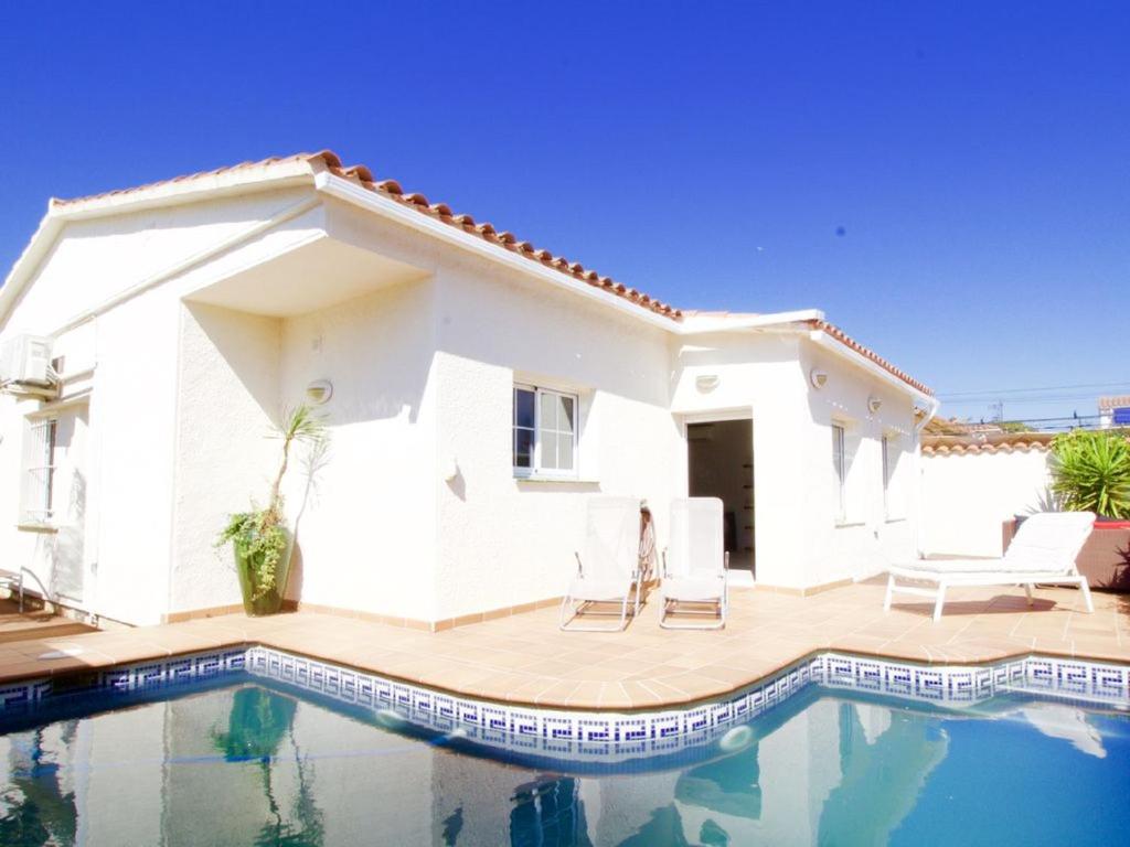 Villa with 3 bedrooms in Empuriabrava with private pool and enclosed garden - Empuriabrava