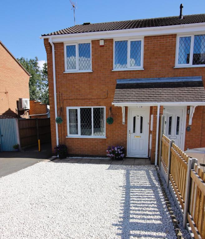 Hinckley Home Sleeps 6 Complete House - Leicestershire