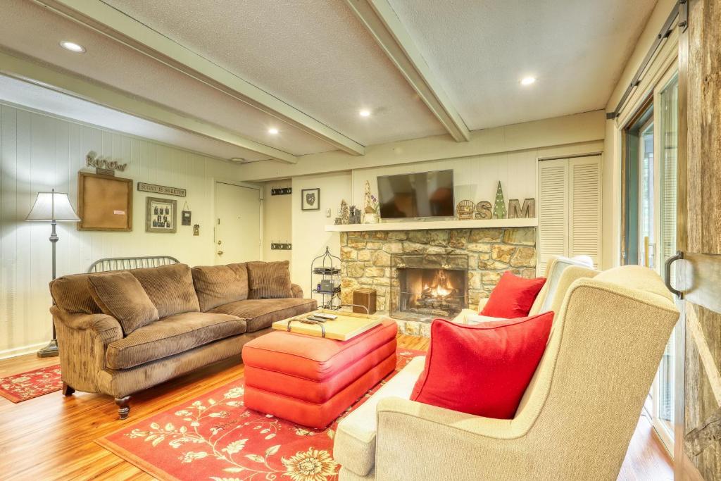 Recently Updated Condo W/access To Ski Slopes, Private Balcony & Stone Fireplace - Sugar Mountain, NC